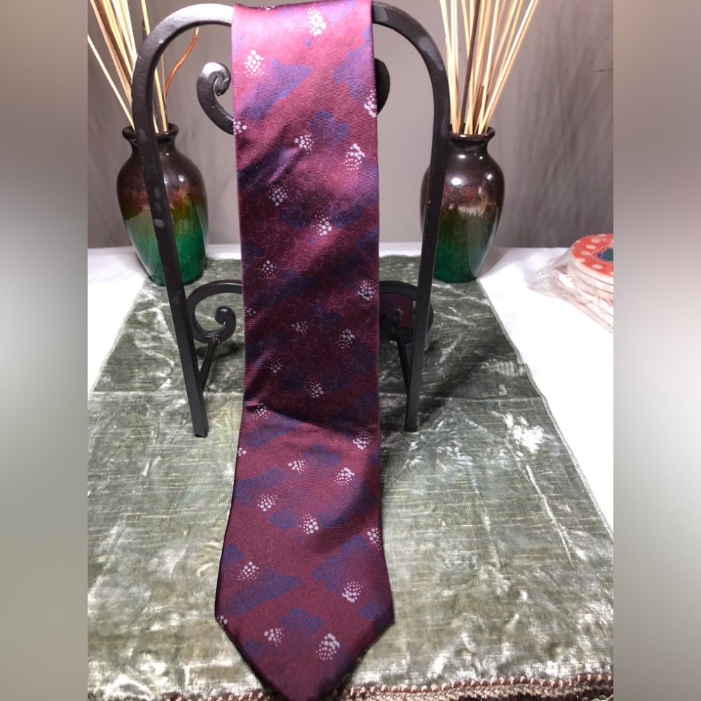 Elegant Burgundy Silk Tie